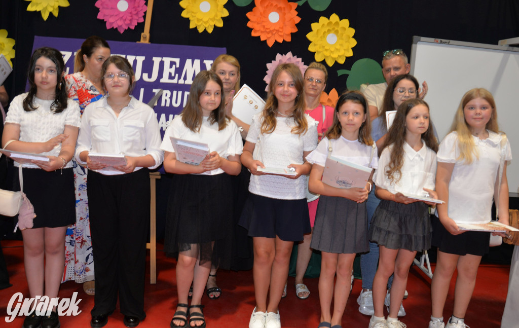 Tarnowskie Góry. Rozdanie świadectw w Trójce