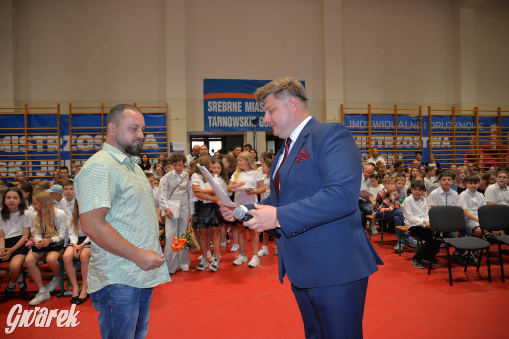 Tarnowskie Góry. Rozdanie świadectw w Trójce