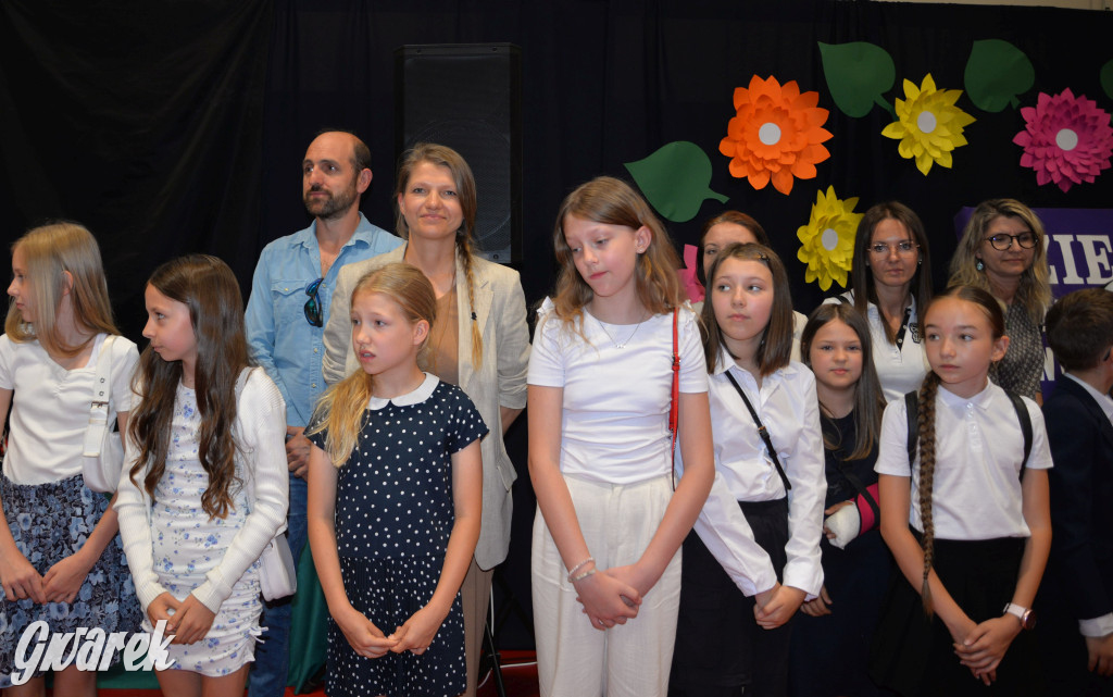 Tarnowskie Góry. Rozdanie świadectw w Trójce