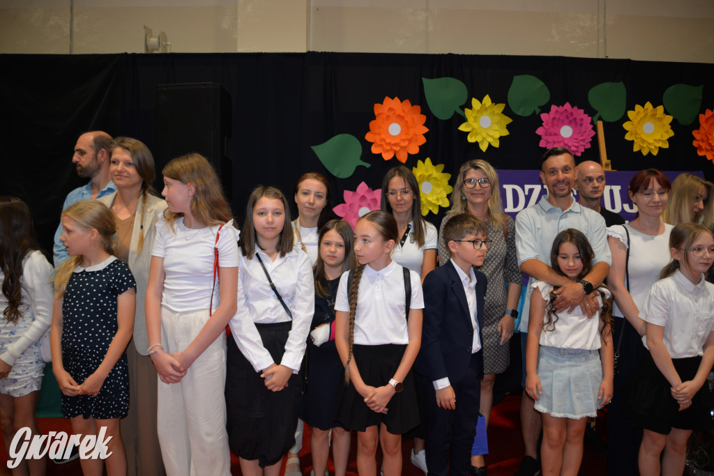 Tarnowskie Góry. Rozdanie świadectw w Trójce