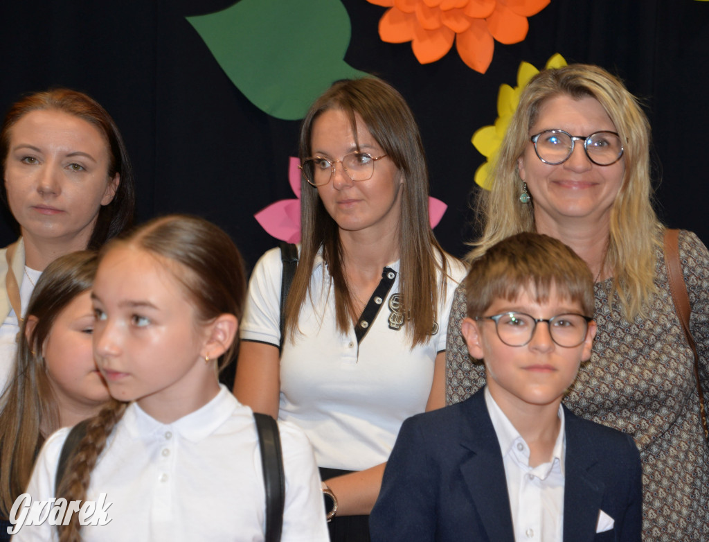 Tarnowskie Góry. Rozdanie świadectw w Trójce