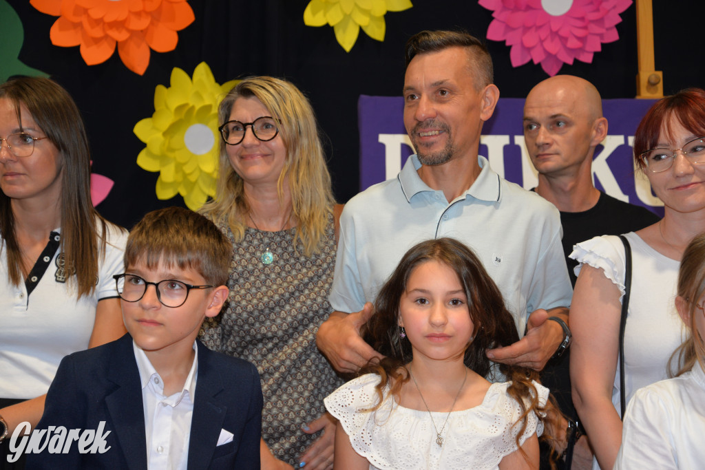 Tarnowskie Góry. Rozdanie świadectw w Trójce