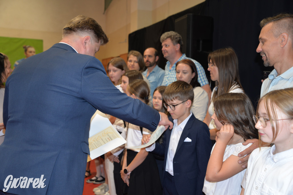 Tarnowskie Góry. Rozdanie świadectw w Trójce