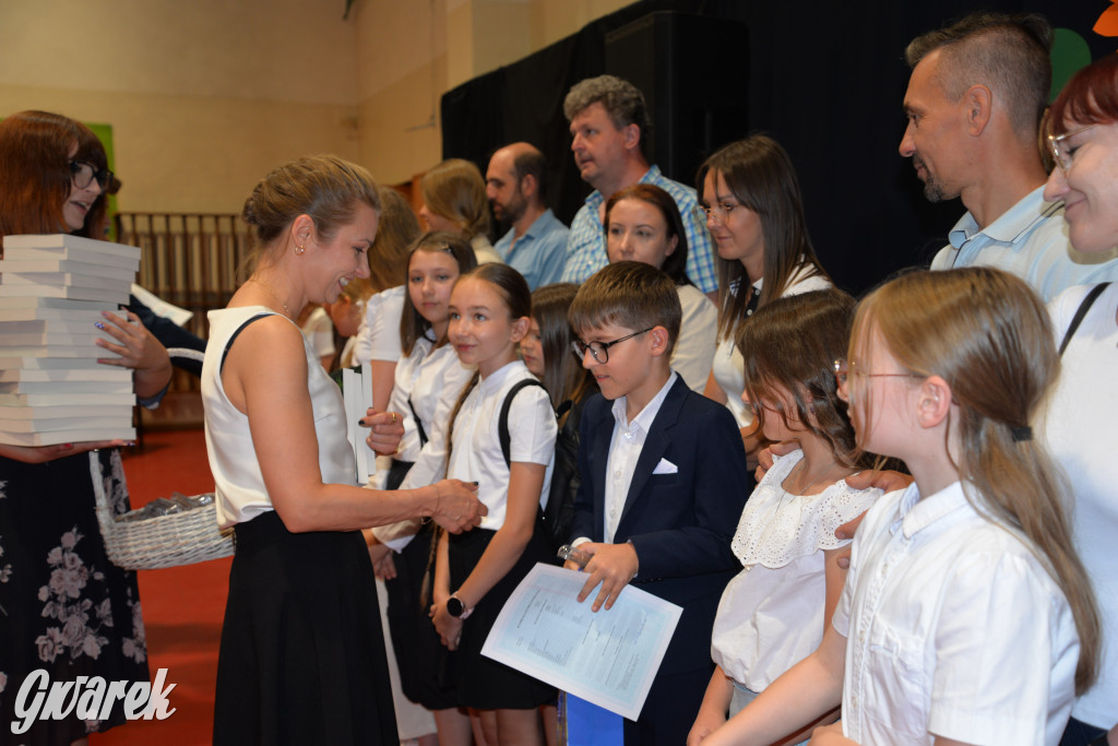 Tarnowskie Góry. Rozdanie świadectw w Trójce