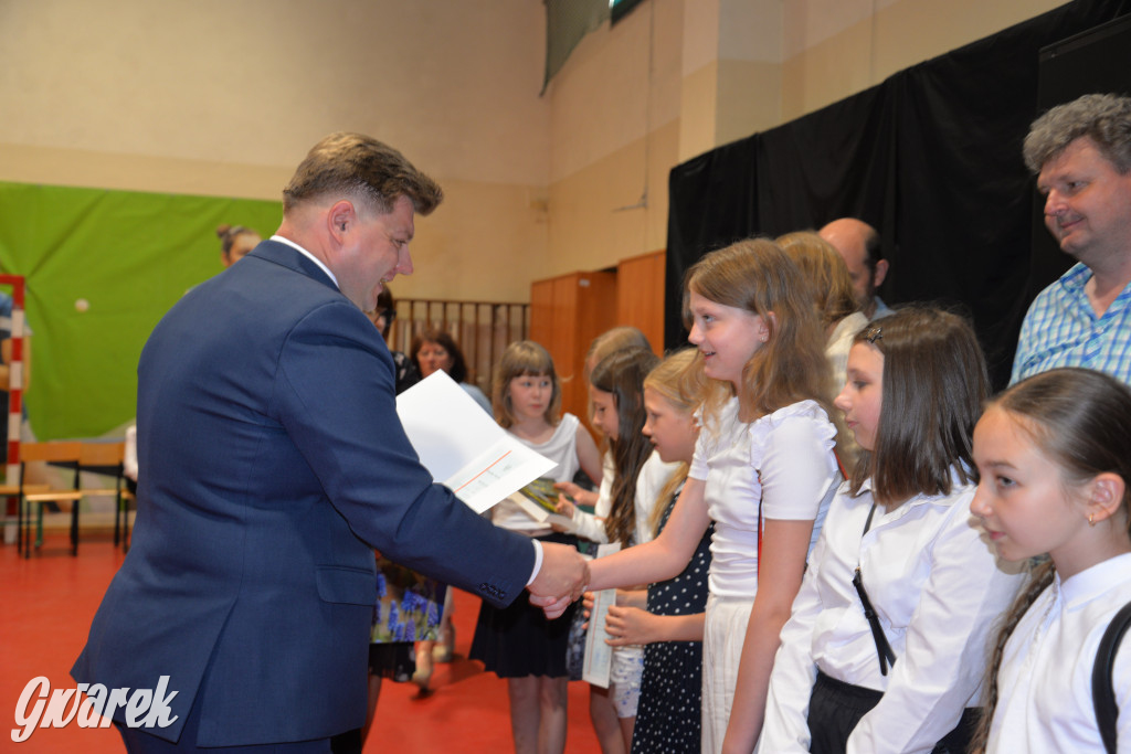 Tarnowskie Góry. Rozdanie świadectw w Trójce