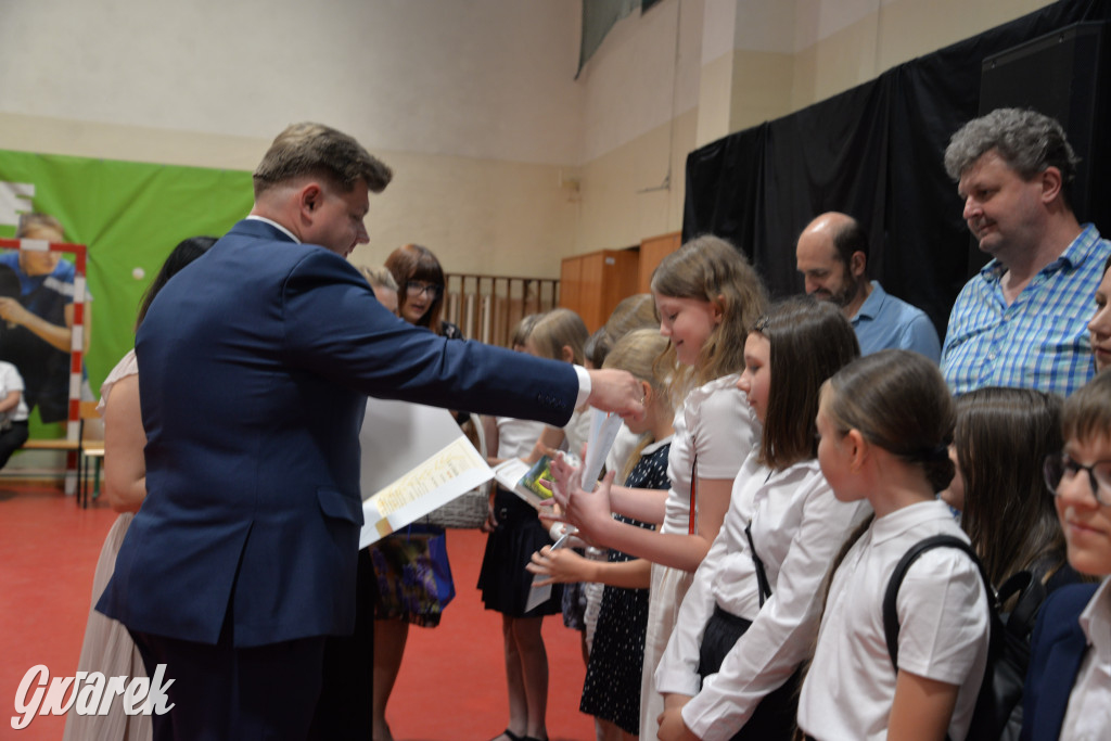 Tarnowskie Góry. Rozdanie świadectw w Trójce