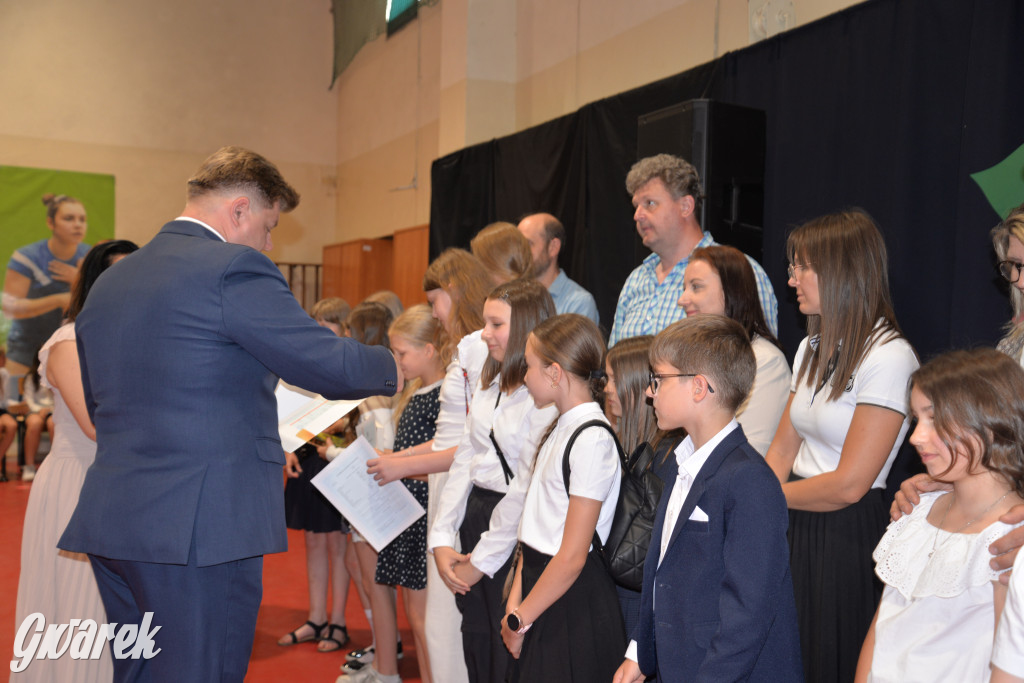 Tarnowskie Góry. Rozdanie świadectw w Trójce