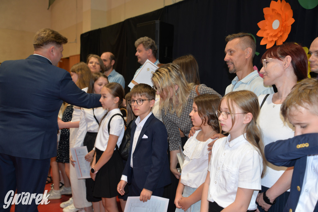 Tarnowskie Góry. Rozdanie świadectw w Trójce
