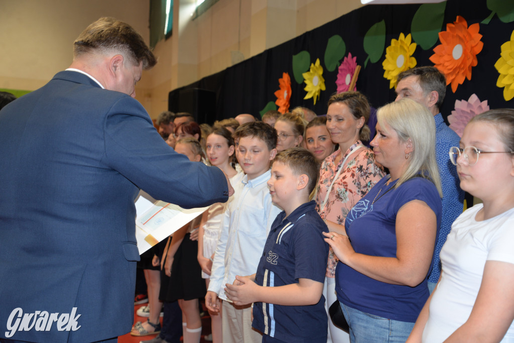 Tarnowskie Góry. Rozdanie świadectw w Trójce