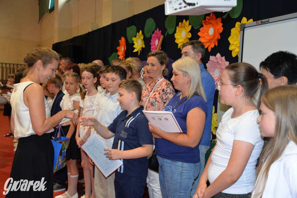 Tarnowskie Góry. Rozdanie świadectw w Trójce