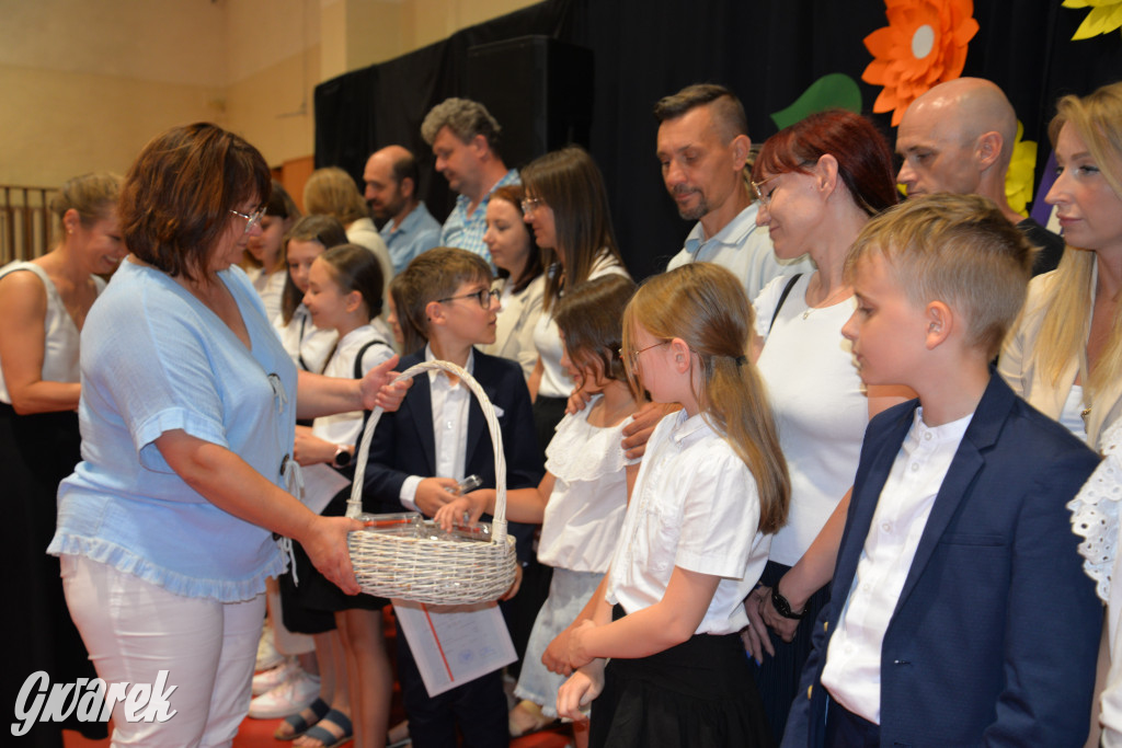 Tarnowskie Góry. Rozdanie świadectw w Trójce