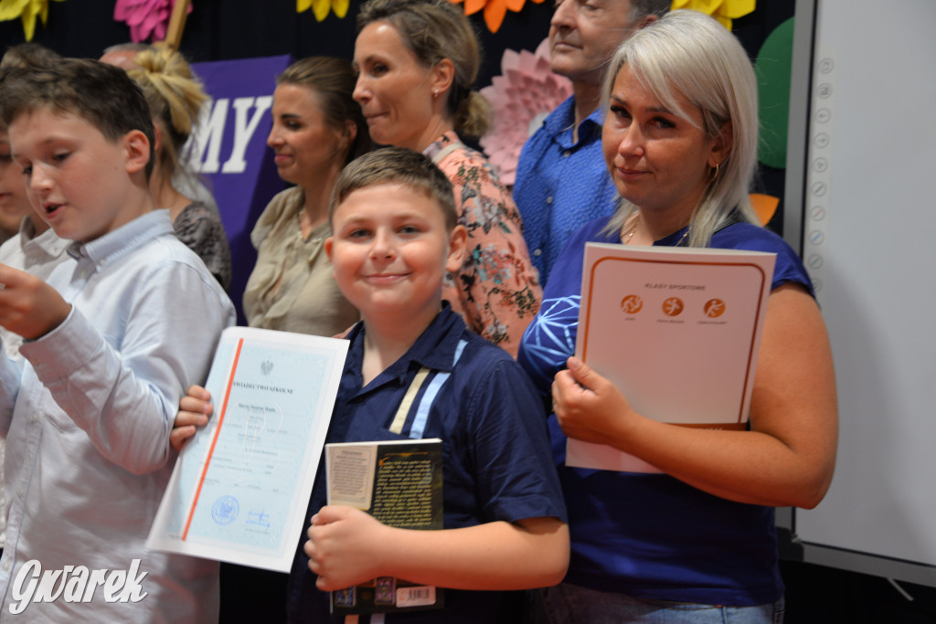 Tarnowskie Góry. Rozdanie świadectw w Trójce