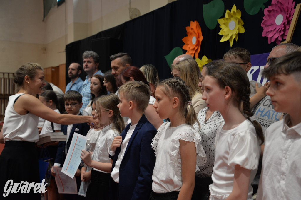 Tarnowskie Góry. Rozdanie świadectw w Trójce