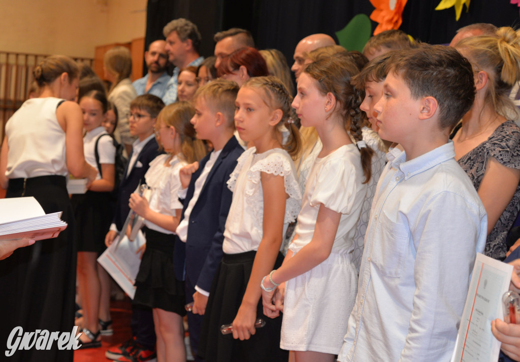 Tarnowskie Góry. Rozdanie świadectw w Trójce