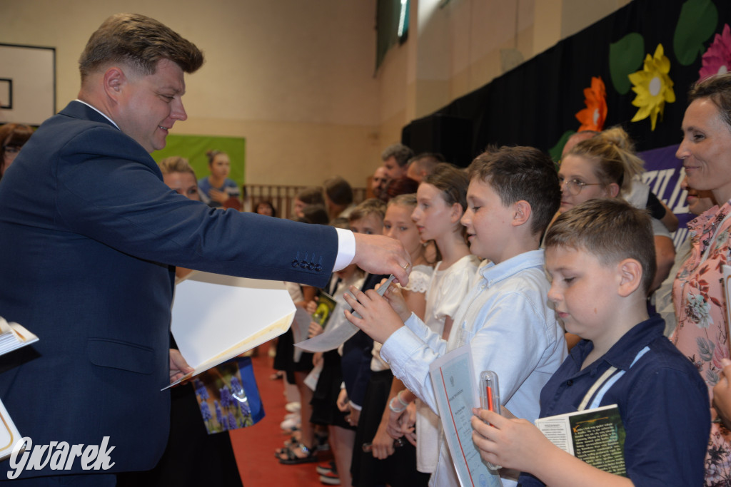 Tarnowskie Góry. Rozdanie świadectw w Trójce