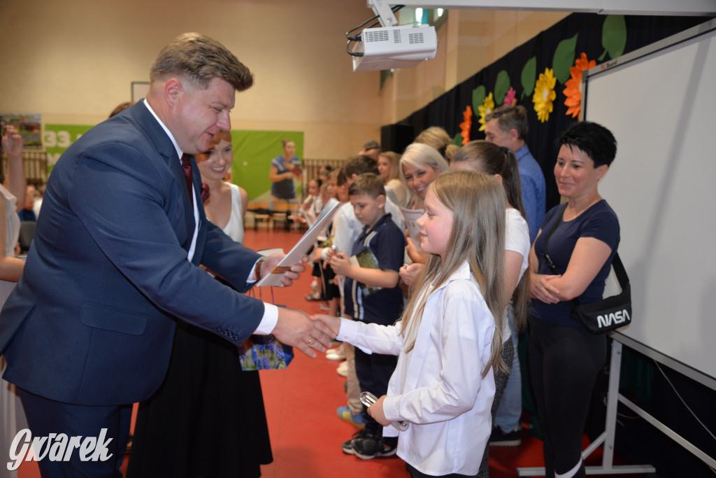 Tarnowskie Góry. Rozdanie świadectw w Trójce