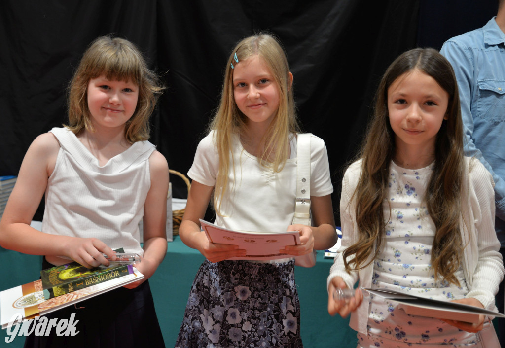 Tarnowskie Góry. Rozdanie świadectw w Trójce