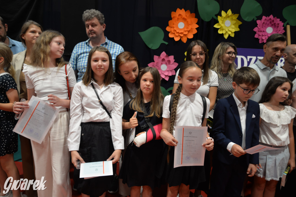 Tarnowskie Góry. Rozdanie świadectw w Trójce