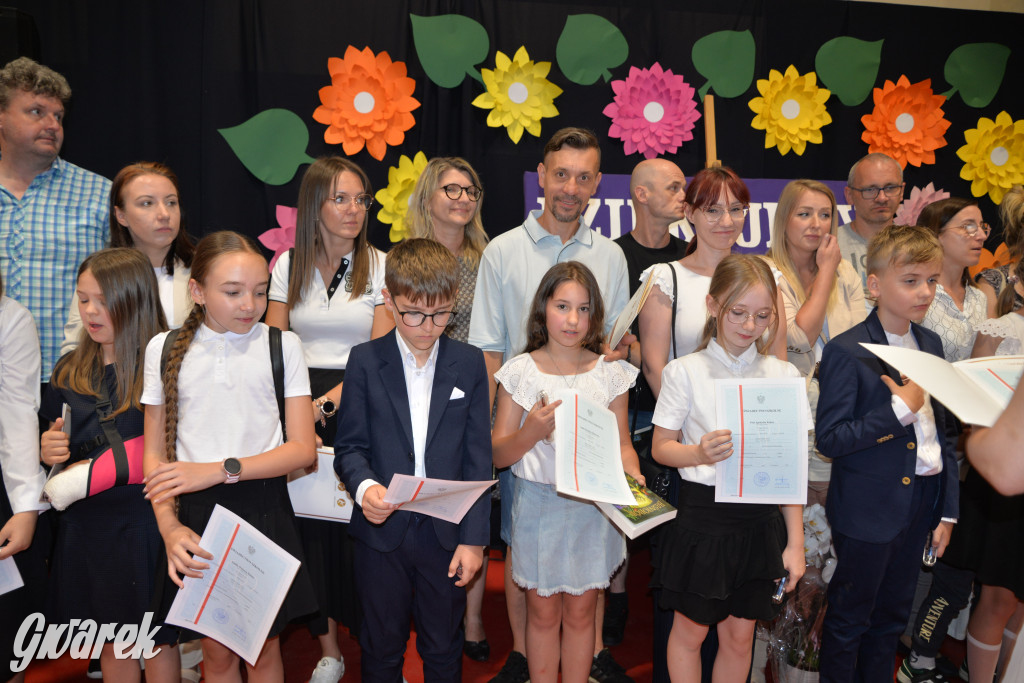 Tarnowskie Góry. Rozdanie świadectw w Trójce