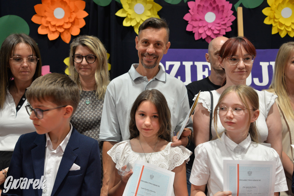 Tarnowskie Góry. Rozdanie świadectw w Trójce