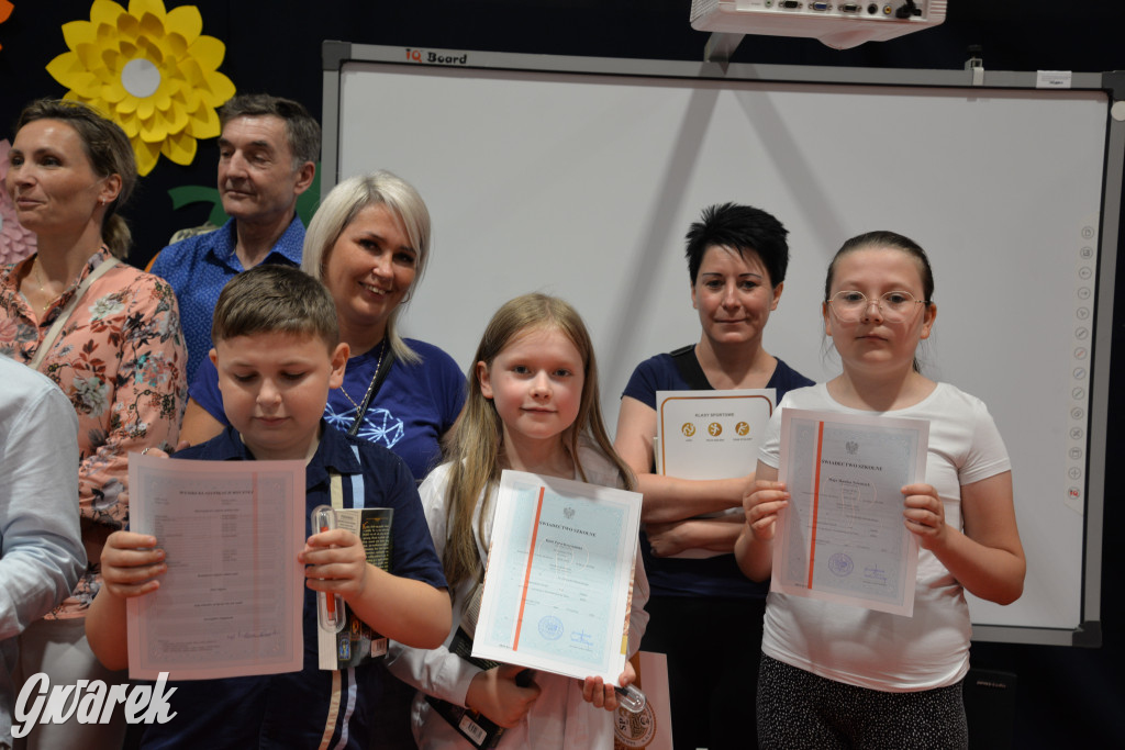 Tarnowskie Góry. Rozdanie świadectw w Trójce