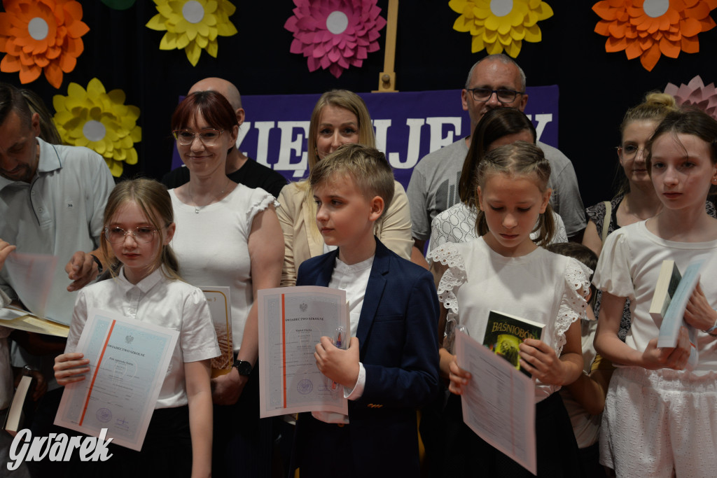 Tarnowskie Góry. Rozdanie świadectw w Trójce