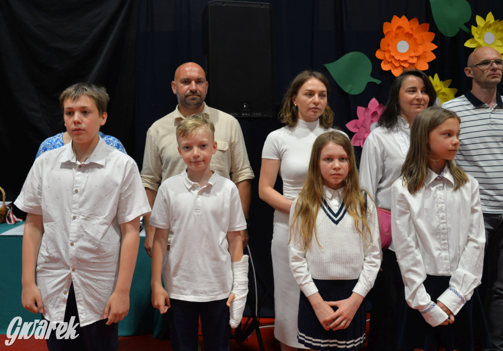 Tarnowskie Góry. Rozdanie świadectw w Trójce