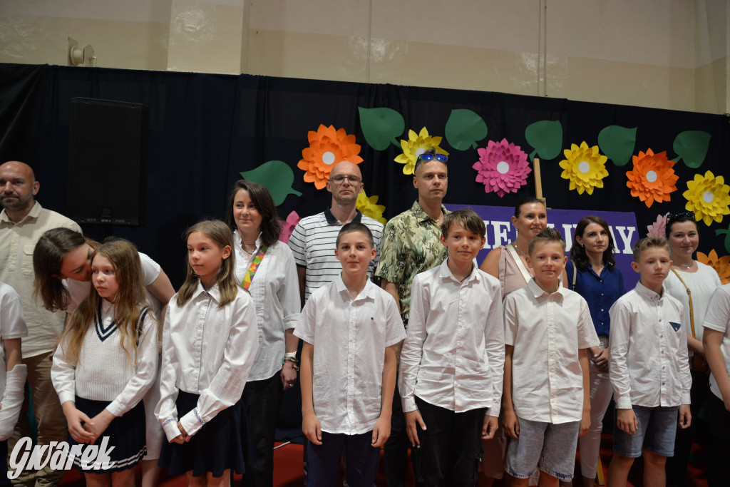 Tarnowskie Góry. Rozdanie świadectw w Trójce