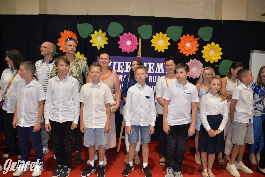 Tarnowskie Góry. Rozdanie świadectw w Trójce