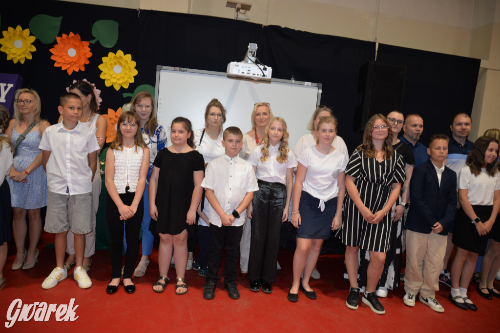 Tarnowskie Góry. Rozdanie świadectw w Trójce