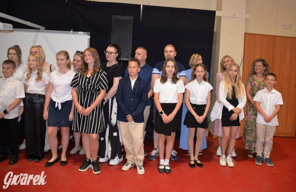 Tarnowskie Góry. Rozdanie świadectw w Trójce