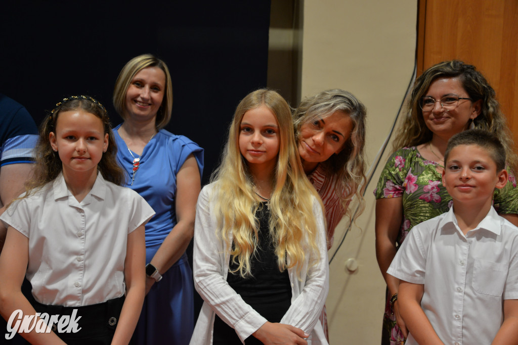 Tarnowskie Góry. Rozdanie świadectw w Trójce