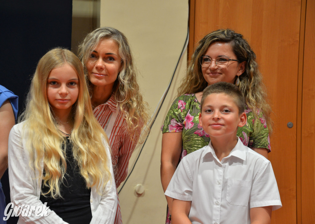 Tarnowskie Góry. Rozdanie świadectw w Trójce