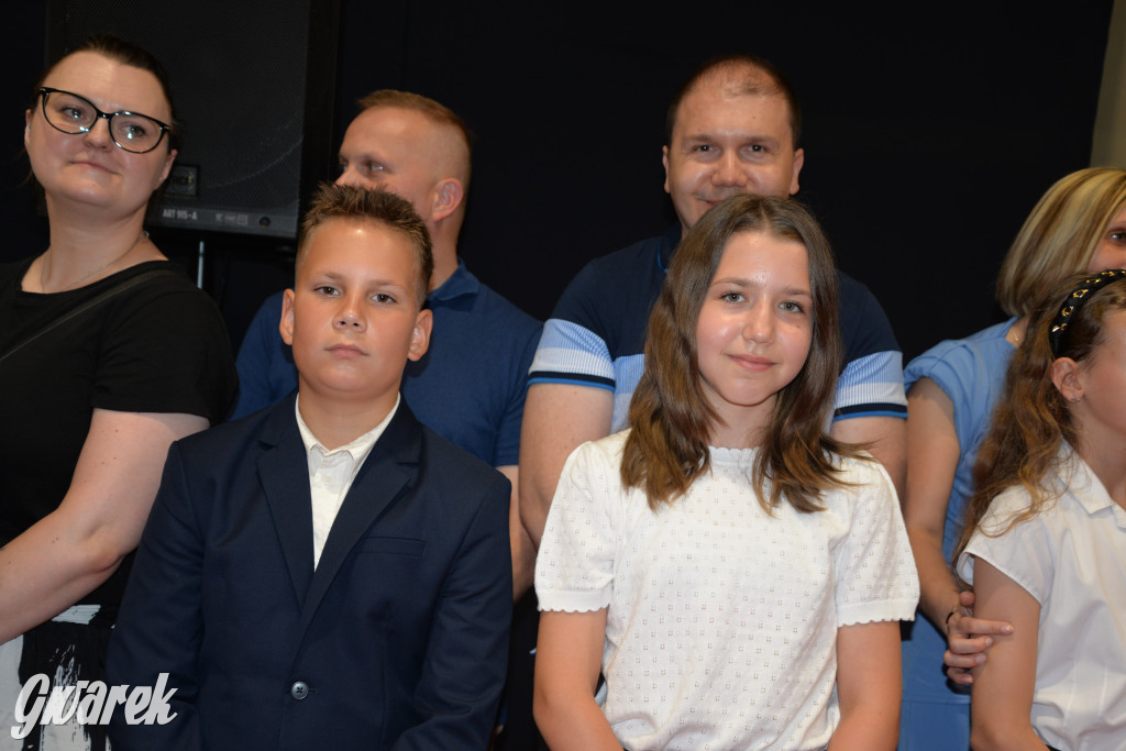 Tarnowskie Góry. Rozdanie świadectw w Trójce