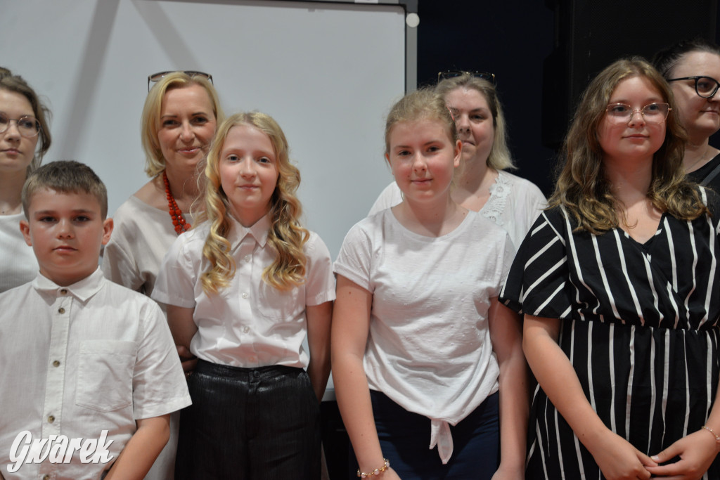 Tarnowskie Góry. Rozdanie świadectw w Trójce