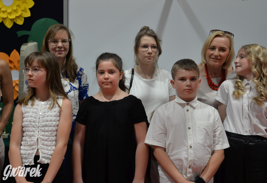 Tarnowskie Góry. Rozdanie świadectw w Trójce