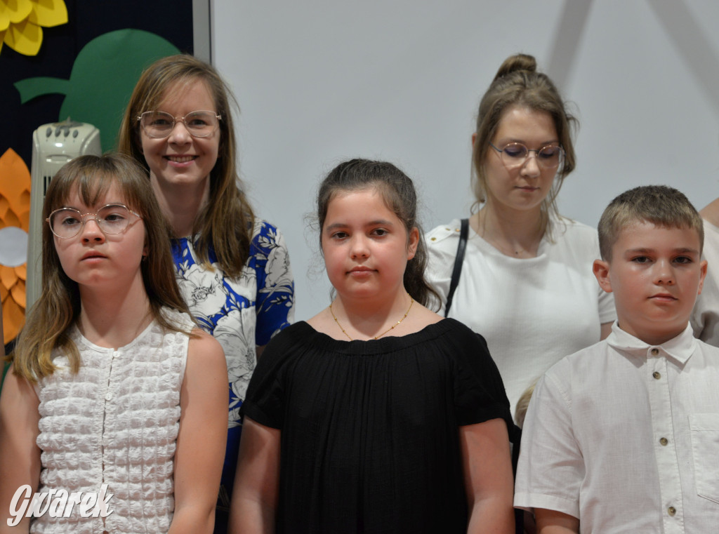 Tarnowskie Góry. Rozdanie świadectw w Trójce