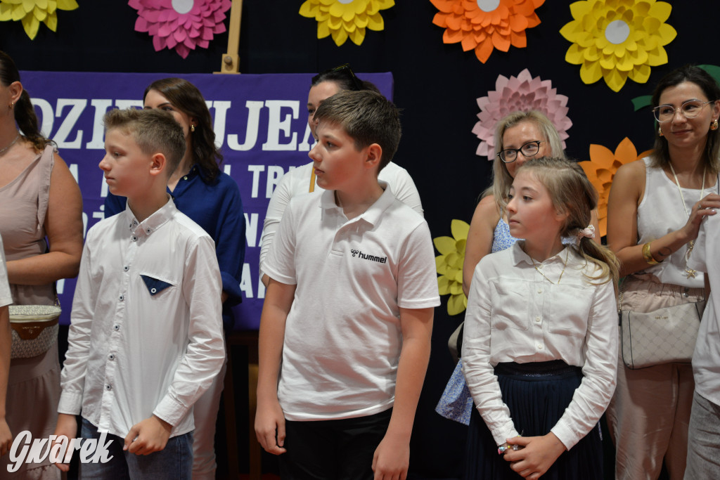 Tarnowskie Góry. Rozdanie świadectw w Trójce