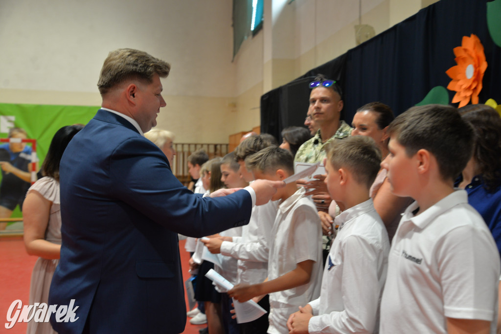 Tarnowskie Góry. Rozdanie świadectw w Trójce