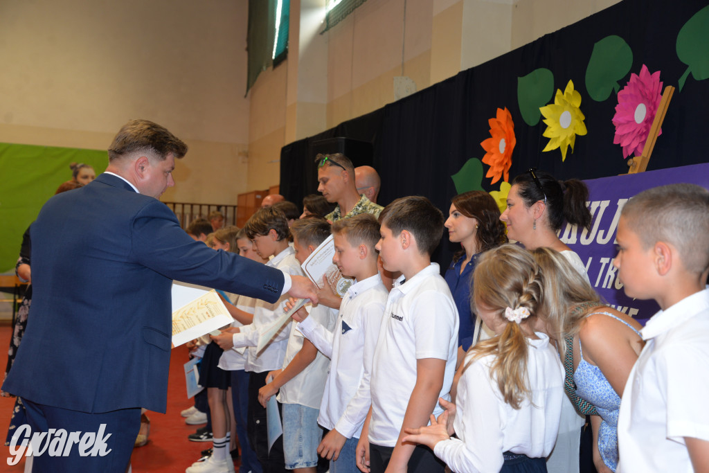 Tarnowskie Góry. Rozdanie świadectw w Trójce