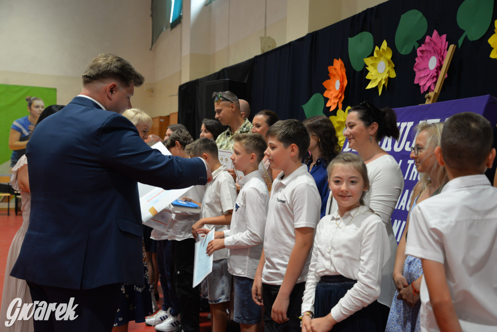 Tarnowskie Góry. Rozdanie świadectw w Trójce