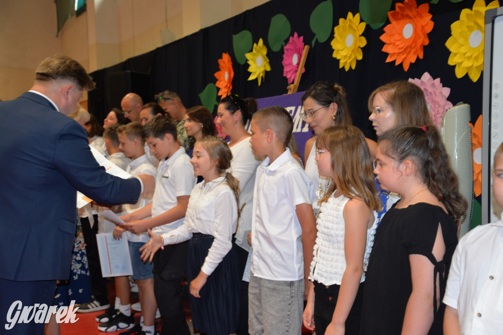 Tarnowskie Góry. Rozdanie świadectw w Trójce