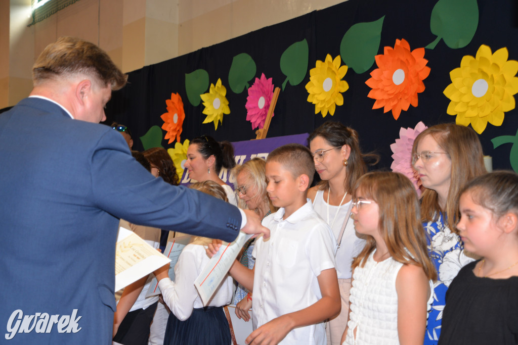 Tarnowskie Góry. Rozdanie świadectw w Trójce