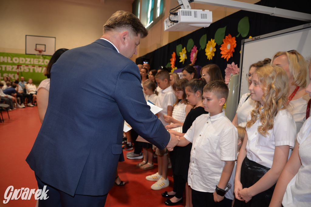 Tarnowskie Góry. Rozdanie świadectw w Trójce