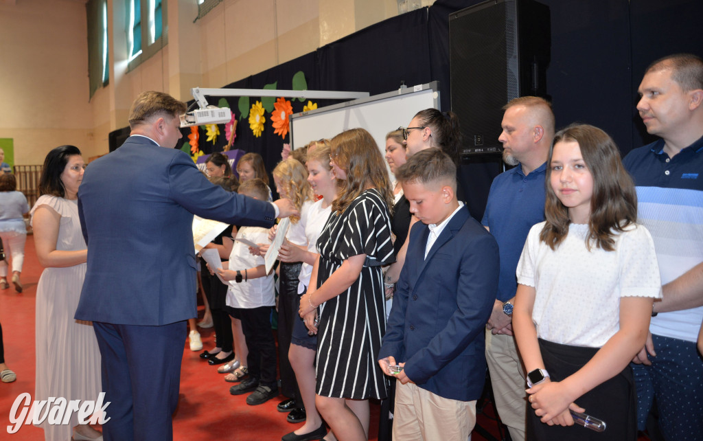 Tarnowskie Góry. Rozdanie świadectw w Trójce