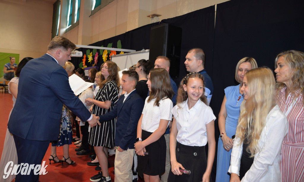 Tarnowskie Góry. Rozdanie świadectw w Trójce