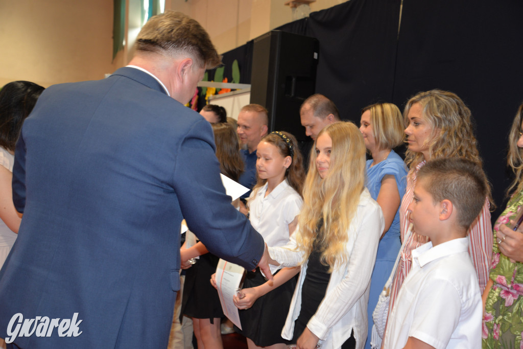 Tarnowskie Góry. Rozdanie świadectw w Trójce