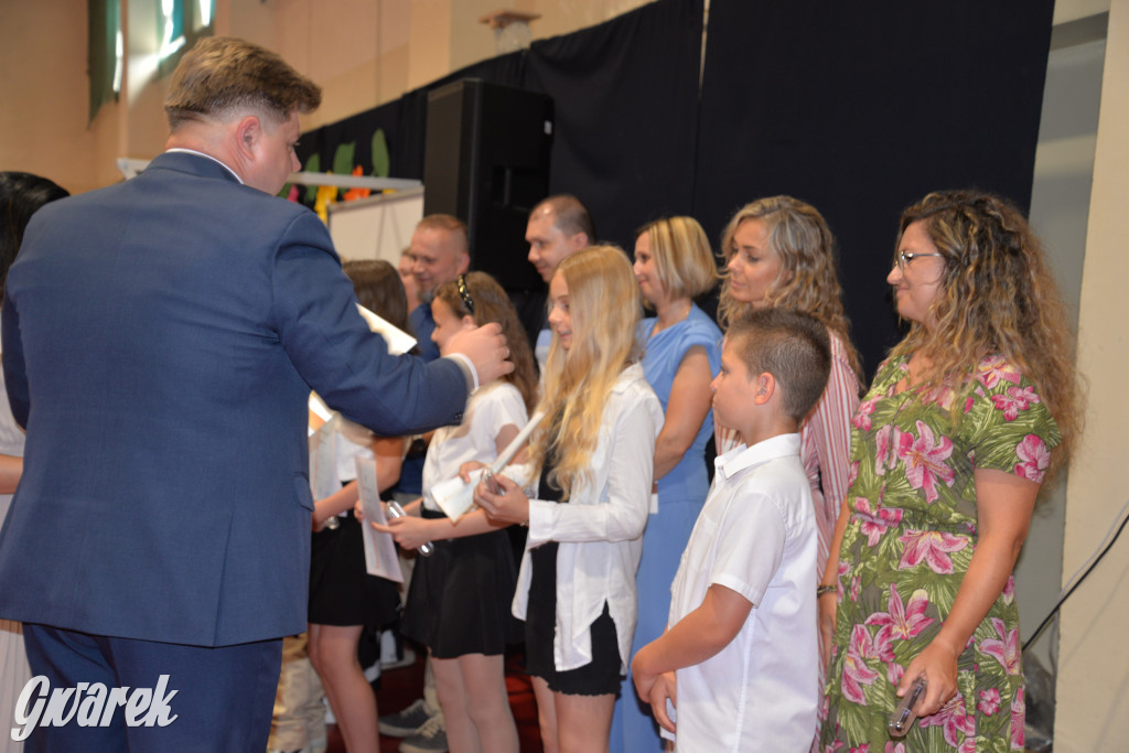 Tarnowskie Góry. Rozdanie świadectw w Trójce