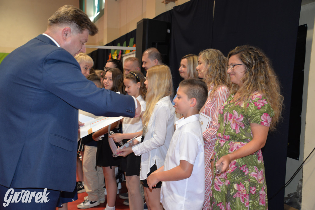 Tarnowskie Góry. Rozdanie świadectw w Trójce