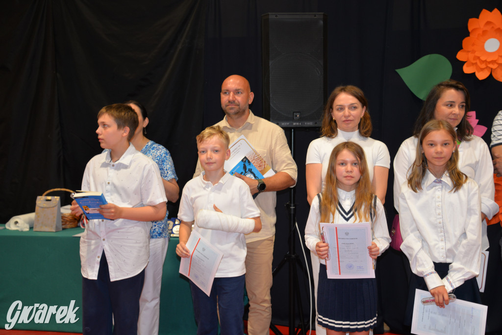 Tarnowskie Góry. Rozdanie świadectw w Trójce